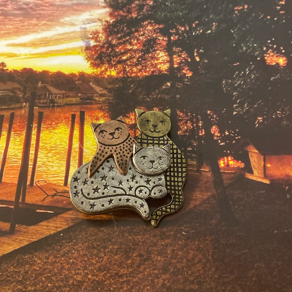 TC Three Kitty Cats Sitting Cuddling Brass Copper Silver Tone Brooch Pendant
